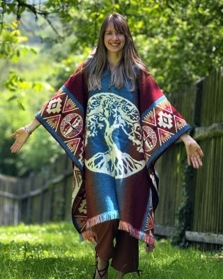 🌳 Nový vzor v naší pončové rodině – Strom života Symbol, který spojuje nebe se zemí, sílu s jemností, zakořenění s růstem....