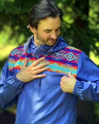 🌧️ Čas sychravého počasí je tady. Unisex větrovka Pichincha z Ekvádoru s odepínací kapucí – lehká, praktická a s příběhem....