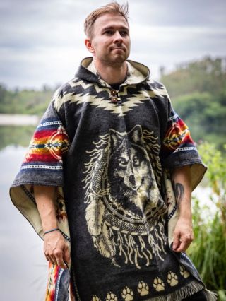 Vlk. Svoboda. Pohodlí. 🐺 Pončo z Ekvádoru, které zahřeje tělo i duši. Lehké, odolné a s příběhem ♥️ Foto: @marketatovyfoti...